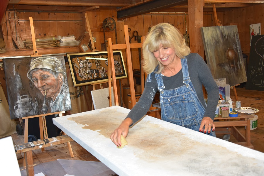Carmela Inauen in ihrem Atelier in Gais beim Grundieren einer Leinwand.